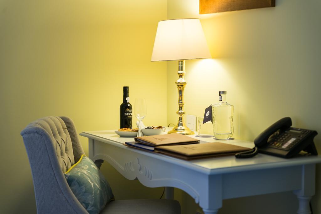 Hotel The Vintage House - Douro Pinhão Habitación foto A table lamp