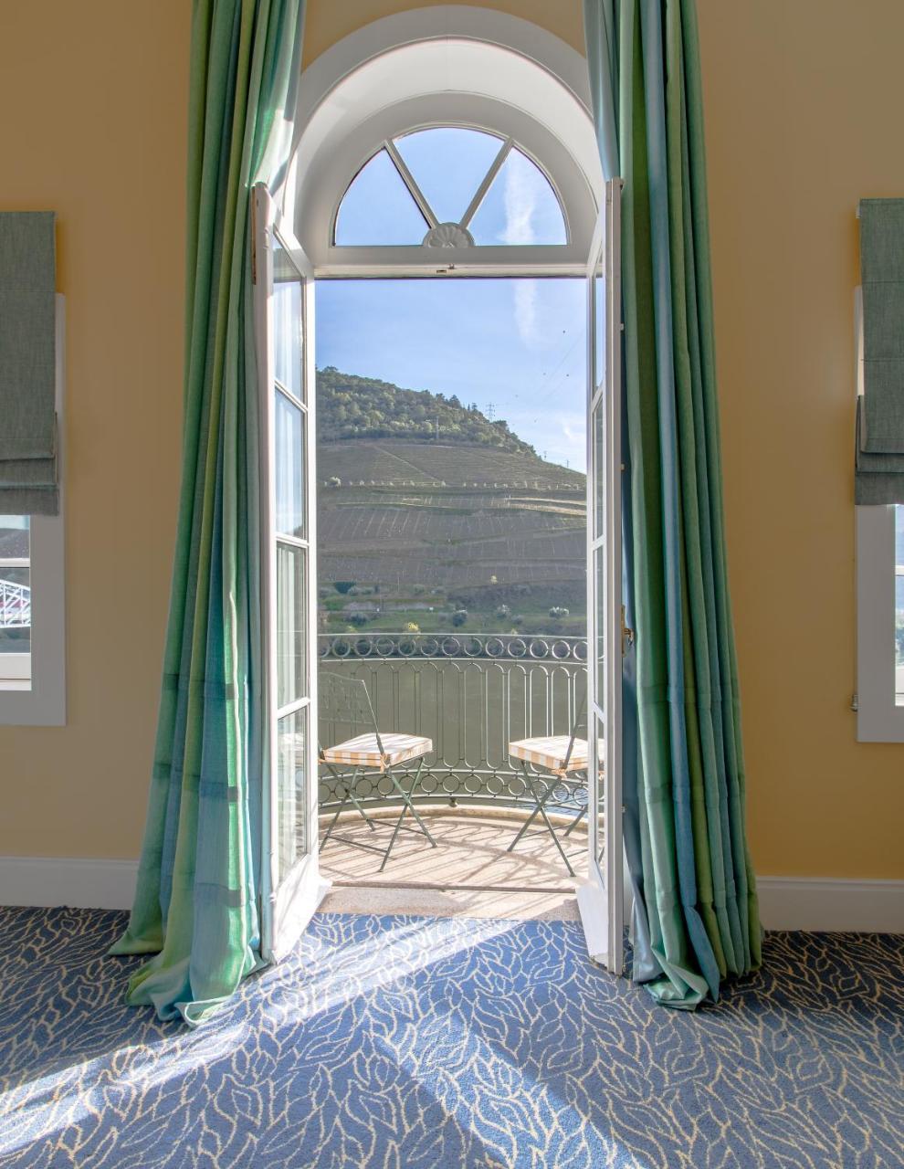 Hotel The Vintage House - Douro Pinhão Exterior foto A view of the balcony of a suite at the Cape Heritage