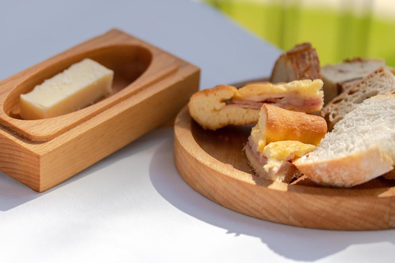 Hotel The Vintage House - Douro Pinhão Exterior foto A typical Italian bread with olive oil and ham