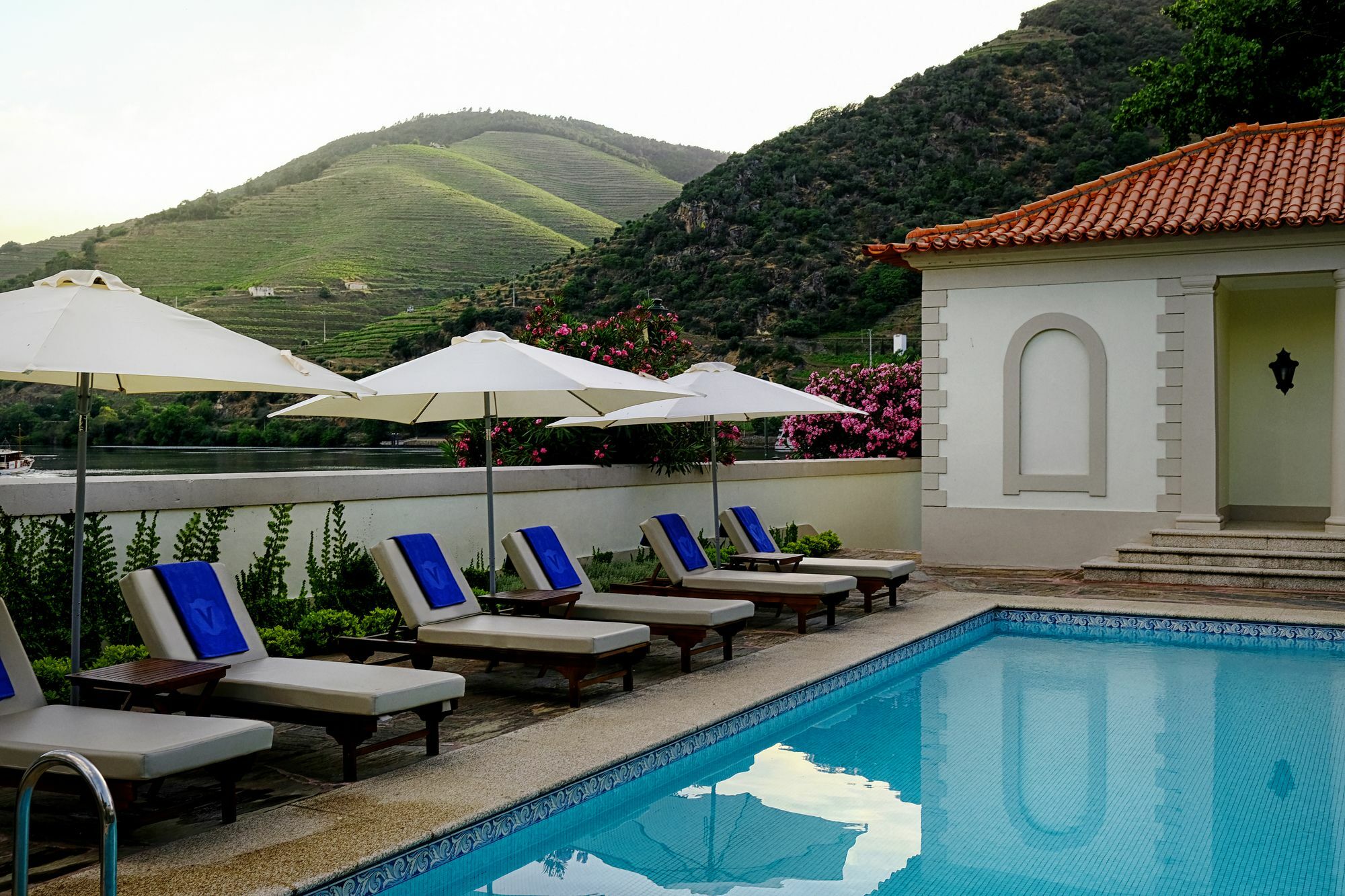 Hotel The Vintage House - Douro Pinhão Exterior foto The swimming pool at the hotel