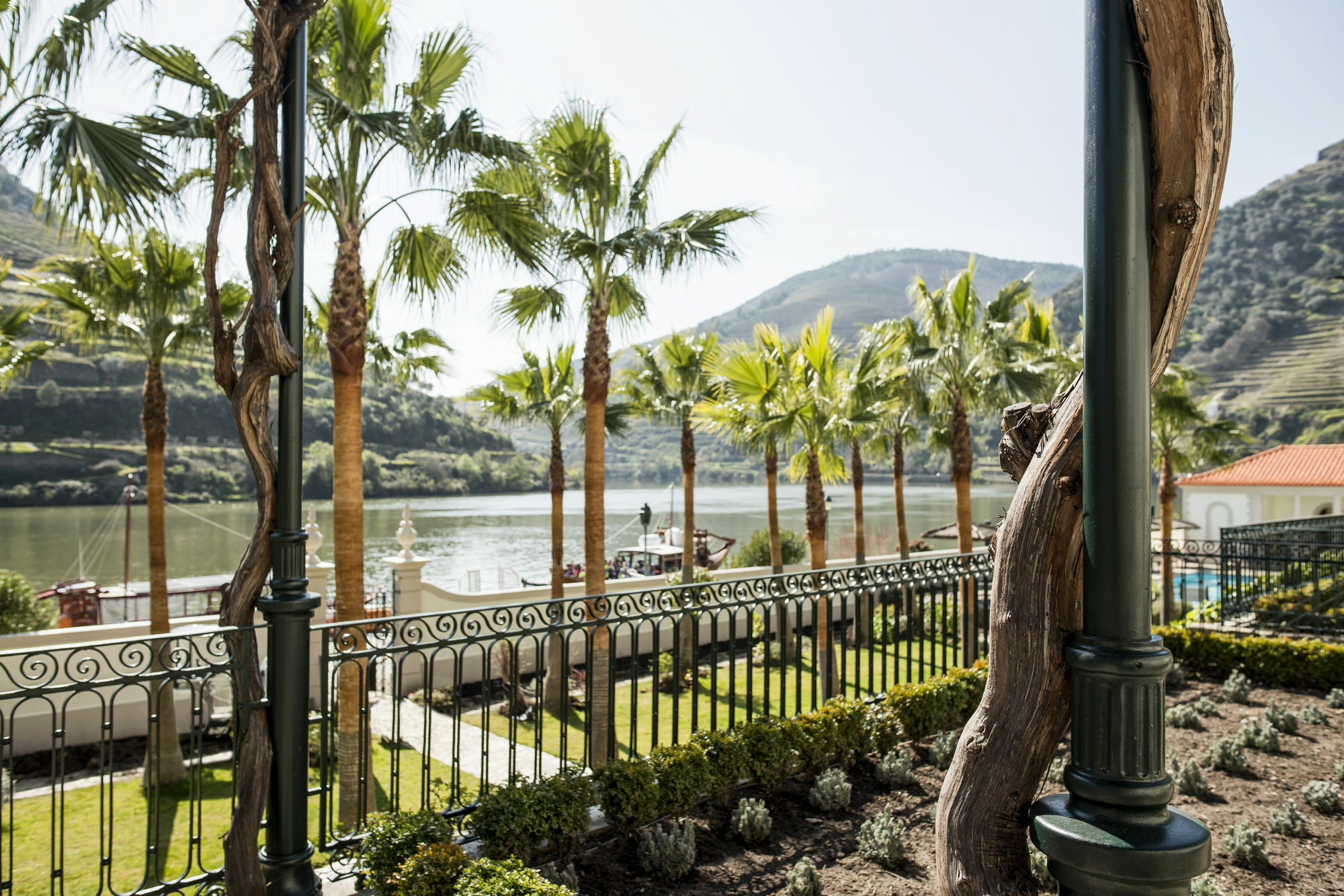 Hotel The Vintage House - Douro Pinhão Exterior foto The lake at the center of the resort
